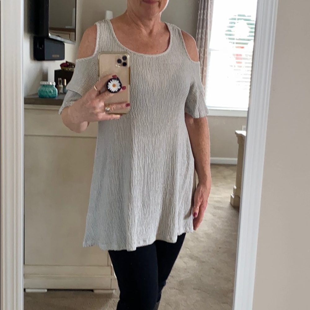 Elle short sleeved cold shoulder tunic brand new with tags!!